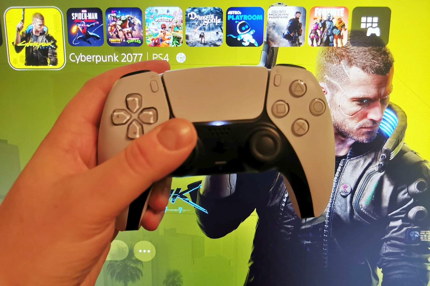 Vienas laukiamiausių šių metų žaidimų „Cyberpunk 2077“ „PlayStation 5“ aplinkoje veikia su RTX technologija.<br> A. Rutkausko nuotr.