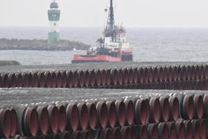 Baltijos jūroje atnaujintos kontroversiško dujotiekio „Nord Stream 2“ statybos