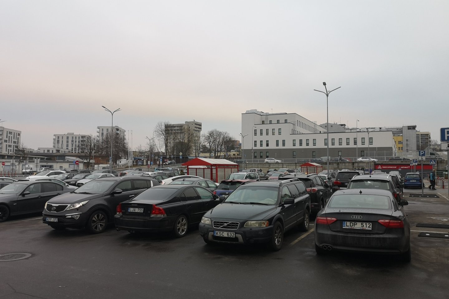  Šeštadienį  autombilių stovėjimo aikštelės prie Vilniaus prekybos centrų buvo sausakimšos. <br> Lrytas.lt skaitytojo nuotr. 