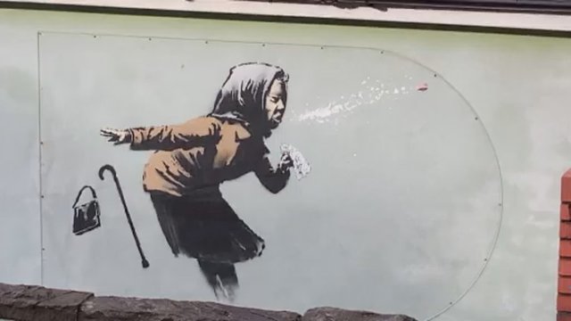 Paslaptingasis gatvės menininkas Banksy nustebino dar vienu originaliu kūriniu