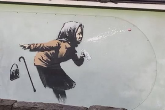 Paslaptingasis gatvės menininkas Banksy nustebino dar vienu originaliu kūriniu