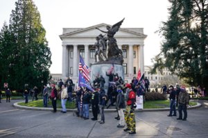 Per D. Trumpo palaikymo mitinguose kilusius susirėmimus keturi žmonės buvo padurti, dar vienas – pašautas