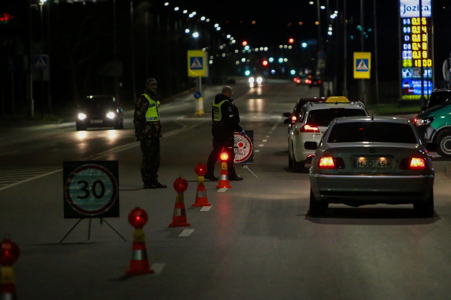  Policija perspėja: įsigaliojus judėjimo tarp savivaldybių ribojimams – blokuos kelius.<br> G.Bitvinsko nuotr.