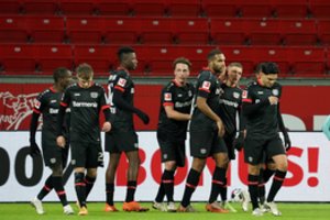 Lėverkuzeno „Bayer“ su trenksmu užkopė į bundeslygos lyderių sostą
