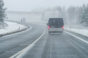 Pirmadienio rytą didžiojoje Lietuvos dalyje eismo sąlygos sudėtingos