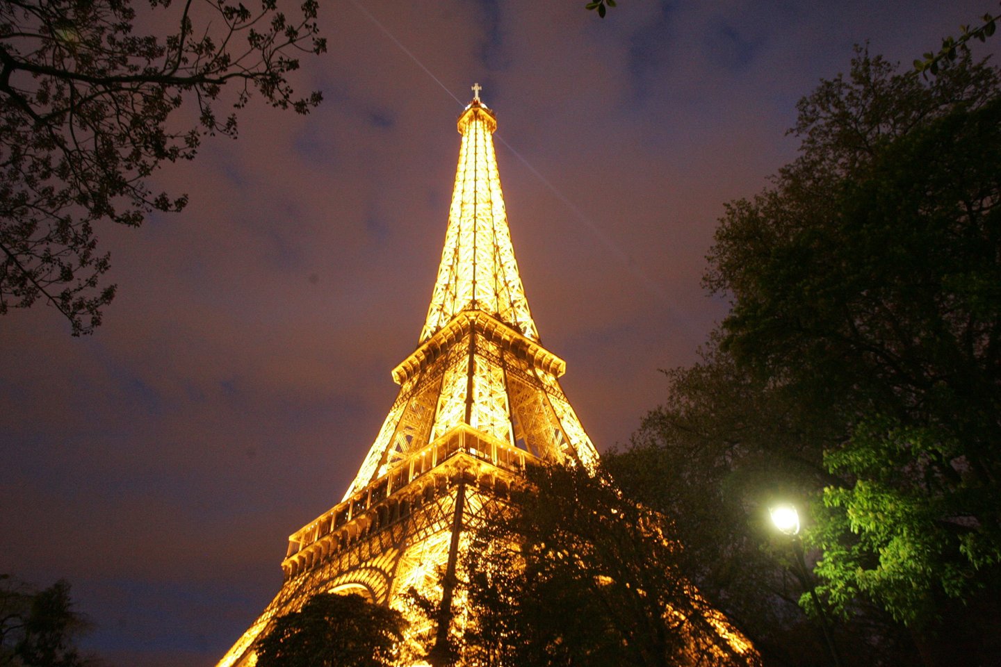 1832 m. gimė prancūzų inžinierius Alexandre’as Gustave’as Eiffelis. Žymiausias jo statinys – 1889 m. pasaulinei parodai Paryžiuje pastatytas 300 m aukščio plieninis bokštas, tapęs Paryžiaus simboliu. Tuo metu jis buvo aukščiausias statinys pasaulyje. Mirė 1923 m.<br>A.Barzdžiaus nuotr.