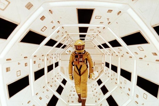1917 m. gimė anglų rašytojas, vienas populiariausių mokslinės fantastikos kūrėjų seras Arthuras Charlesas Clarke’as. Labiausiai jį išgarsino knyga „2001 metų kosminė odisėja“, kurioje pasakojama apie astronauto ryšį su nežemiška civilizacija, ir pagal ją Stanley Kubricko sukurtas filmas. Mirė 2008 m.