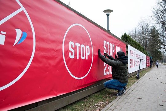 Pavilnių gyventojai pradėjo protesto akciją prieš prekybos centro statybas.
