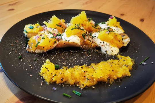 Silkė su apelsinais ir moliūgais.