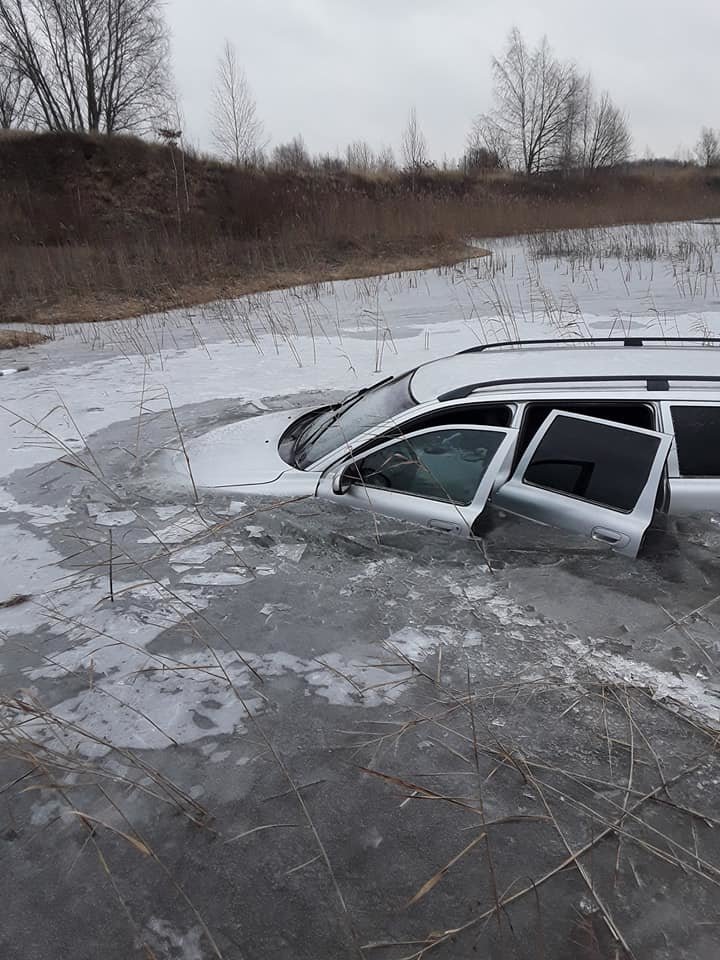 Sekmadienio rytą į žvejybą Naurašilių karjere išsiruošęs Panevėžio rajono gyventojas Dainius pamatė liūdną žiemišką vaizdelį.<br>Lrytas.lt skaitytojo Dainiaus nuotr.