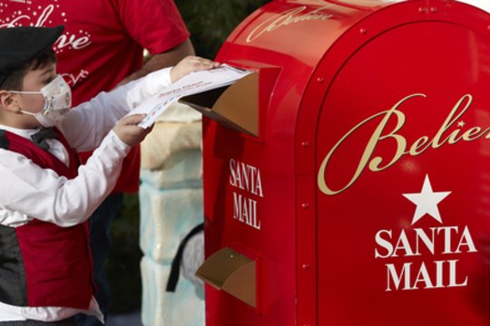   Visose JAV vaikai savo laiškuose Kalėdų Seneliui vis dar prašo žaislų, drabužių, „Lego“ kaladėlių ir kompiuterinių žaidimų. Tačiau metais, kurie buvo pilni sveikatos problemų ir nežinomybės, surinkti laiškai rodo, kad pandemija padarė didelę įtaką vaikams.  