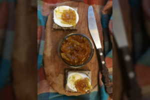 Karamelizuotų svogūnų pagardas patiks net patiems išrankiausiems 