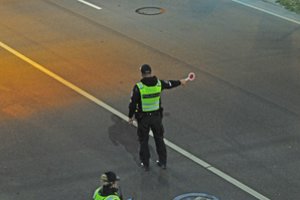 Per naktį apsigalvojusi Vyriausybė patikslino ribojimus: leistos kai kurios paslaugos, policija tikrinimus rengs ne kasdien