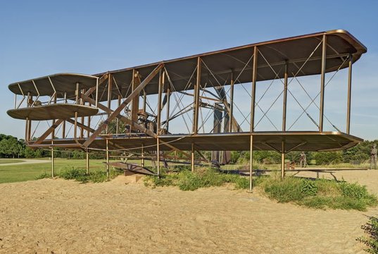 1903 m. amerikiečiai broliai Orville’as ir Wilburas Wrightai savo gamybos sklandytuvu, kuriame įrengė keturių cilindrų vidaus degimo stūmoklinį variklį, pakilo į orą ir išsilaikė jame 59 sekundes nuskrisdami 260 metrų. Wrightai laikomi aviacijos istorijos pradininkais.<br>123rf