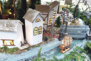 Bendruomenė sukūrė išskirtinę Kalėdų eglę „Klaipėda“, ant jos šakų – visas miesto gyvenimas