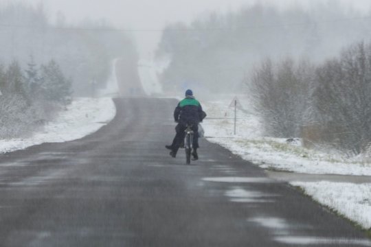 Centrinėje Lietuvos dalyje eismo sąlygas rytą sunkina rūkas, matomumas sumažėjęs.