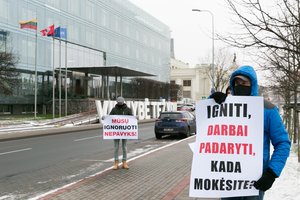 Vilniaus kogeneracinės jėgainės rangovai piketavo prie „Ignitis grupės“: „Mūsų reikalavimus ignoruoja“