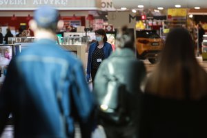 Prekybos centrus užgulė žmonės, kas turi juos skaičiuoti – neaišku