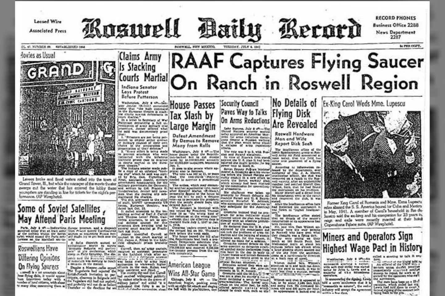  Kai kariškiai iš pradžių spaudai pranešė apie nuolaužas, objektą jie pavadino „skraidančiu disku“ - o tai paskatino spekuliacijas apie nežemišką kilmę.<br> Roswell Daily Record nuotr.