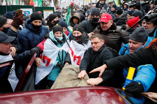  Ukrainos policija neleido karantino priešininkams pasistatyti palapinių Kijevo centre.  