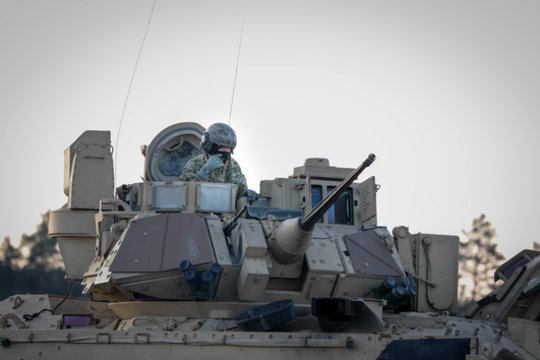  Į Lietuvą iš savo nuolatinės dislokacijos vietos Fort Hoode, Teksaso valstijoje, atvykę JAV kariai atsigabeno ir savo karinę techniką ir ginkluotę: tankus „Abrams“, šarvuočius „Bradley“, kt.