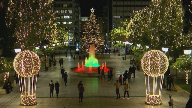 Tik pažiūrėkite: Graikijos sostinėje paslapčia įžiebta Kalėdų eglė ir tūkstančiai lempučių