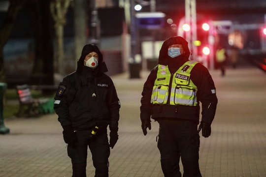 Įsigalios karantino pokyčiai: policija paaiškino, kokius dokumentus būtina turėti ir kam taikomos išimtys.