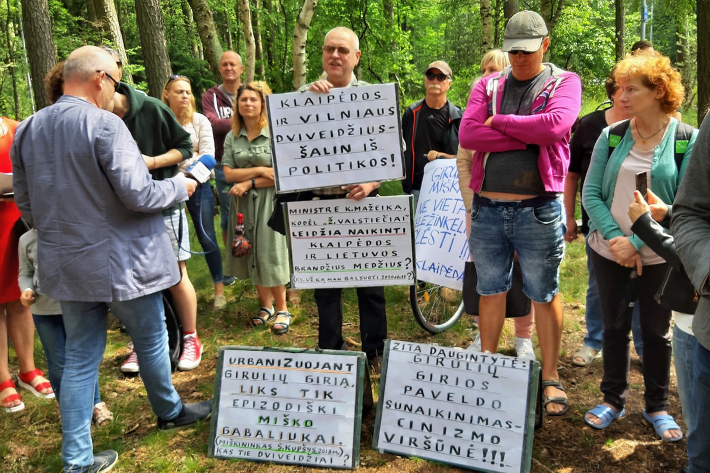 Klaipėdiečiai protestavo prieš geležinkelių plėtrą Girulių miške.<br>G.Pilaičio nuotr. 
