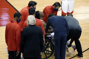 NBA naktis: „sunkus“ J. Hardenas ir „Rockets“ pergalę apkartinusi trauma