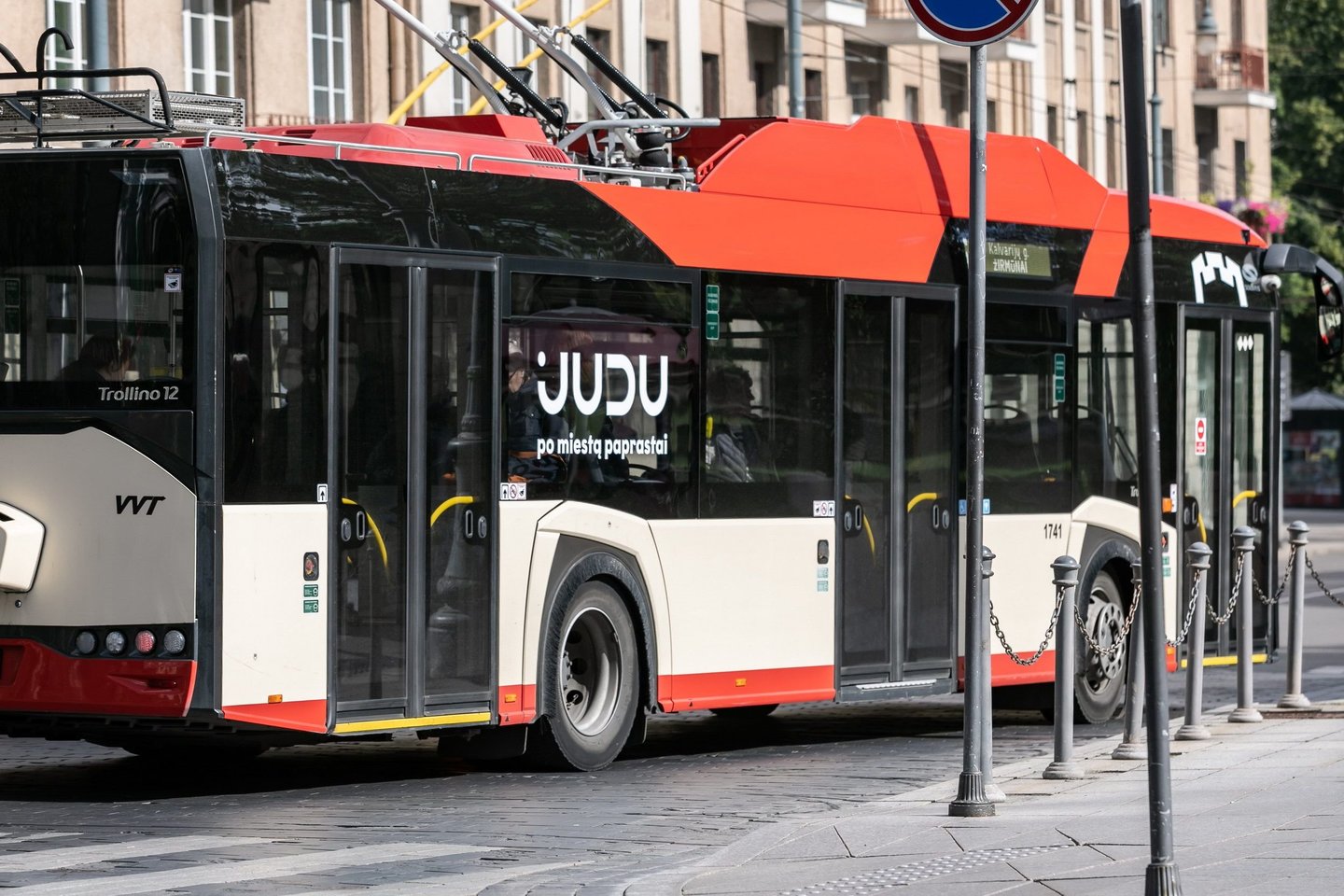 Viešasis transportas Vilniuje organizuojamas taip, jog keleiviai galėtų laikytis saugių atstumų, tačiau įvertinami ir mažėjantys srautai.<br>Pranešėjų spaudai nuotr.