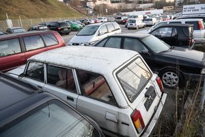 Atvėrė iš daugiabučių kiemų išvežtų automobilių aikštelės vartus: kai kurie vėliau atsiima net surūdijusias griuvenas