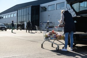 Premjerė pasisakė, kaip galėtų būti keičiamas prekybos alkoholiu darbo laikas