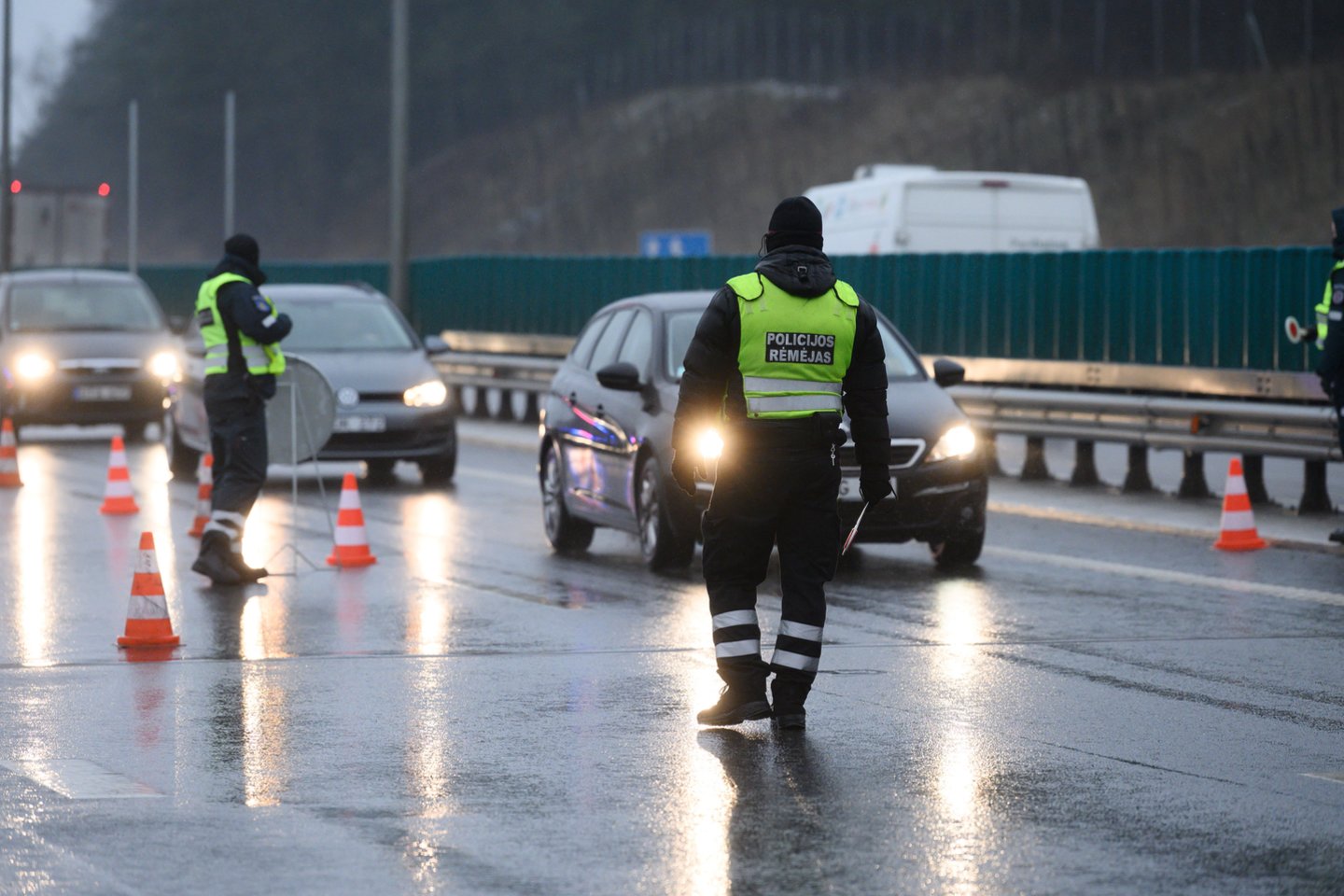 Policija įvertino pirmąją sugriežtinto judėjimo dieną: vairuotojai stebino.<br>V.Skaraičio nuotr.