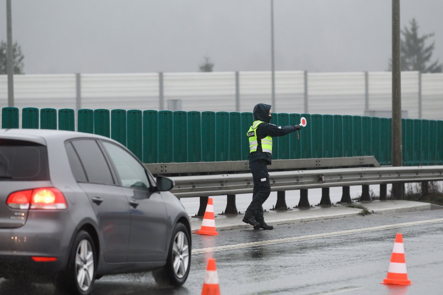 Policija įvertino pirmąją sugriežtinto judėjimo dieną: vairuotojai stebino.<br>V.Skaraičio nuotr.