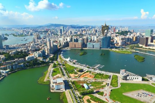 1999 m. Kinijai perduota Makao administracinė teritorija, kuri kelis šimtmečius buvo Portugalijos valdoma kolonija. Kinija 1987 m. sutartimi įsipareigojo 50 metų po perėmimo išlaikyti krašto autonomiją, socialinę ir ekonominę sanklodą. Regione švenčiama Makao specialaus administracinio regiono įkūrimo diena.<br>123rf