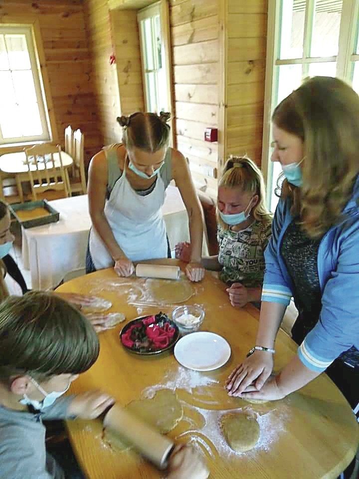 Edukacijos centre vaikai mokomi ruošti meduolių tešlą, iš jos gaminti ir spalvingu glaistu puošti sausainius, kurie pašaunami į karštą krosnį.<br>Nuotr. iš asmeninio albumo