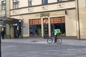 Kurjerių asociacijos nariai nori būti pripažinti „būtiniausiais darbuotojais“, įtraukti į ankstyvų skiepų programą ir apdrausti