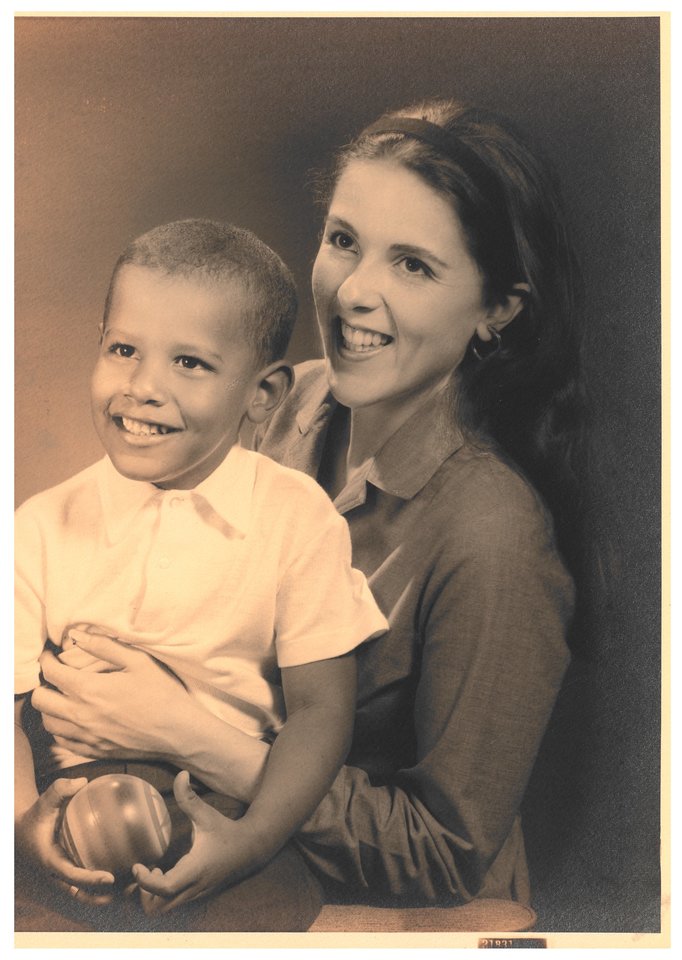  Jaunasis B.Obama ir jo mama.<br> Obama-Robinson archyvų nuotr.