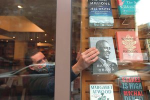 Pirmąjį savo memuarų tomą išleidęs B. Obama: „Negalite tiesiog išrinkti prezidento ir užsiimti savais reikalais“