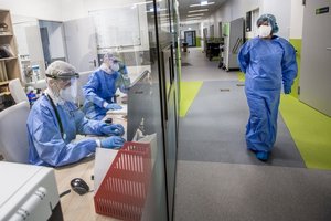 Darbo rankų stygius ligoninėse: Santaros klinikos ieško savanorių lydėti pacientams, pagalbai COVID-19 skyriuose