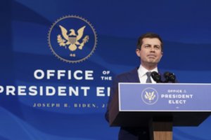 J. Bidenas paskyrė homoseksualumo neslepiantį P. Buttigiegą į „žymiausiųjų vyriausybę“