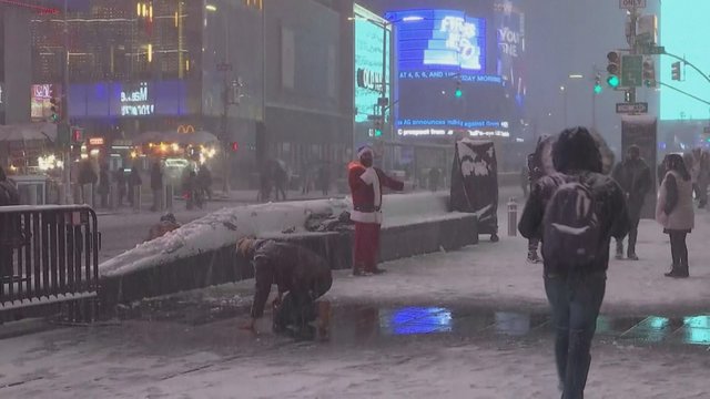 Niujorką netikėtai užklupo žiemos audra: stebėkite, kas vyko Taimso aikštėje