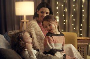 Renata Šakalytė-Jakovleva gimtadienį atšventė su dukromis filmuodamasi vaizdo klipe