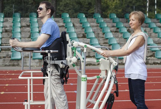 Judėjimo negalią turintiems žmonėms lietuvių įmonė sukūrė vaikštynę-treniruoklį