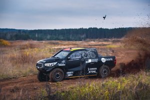 Kodėl Dakaro bolide nėra galinio vaizdo veidrodėlio?