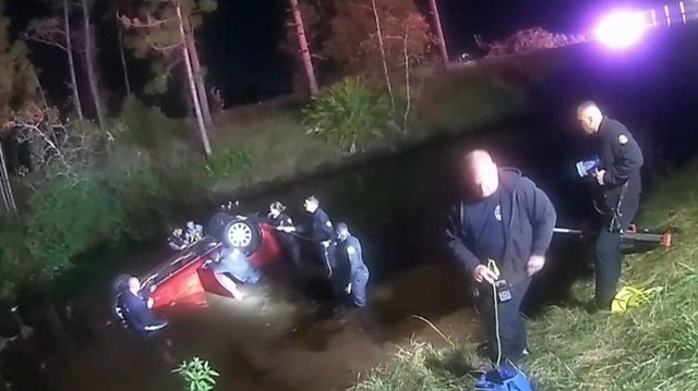 Užgniaužia kvapą: pareigūnams teko gelbėti šeimą iš vandenyje panirusio automobilio