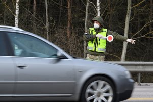 Policijai savaitgalį budėti kelių blokavimo postuose padės daugiau nei 300 šaulių