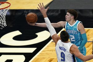 NBA naktis: taškais prapliupęs LaMelo Ballas ir „Clippers“ vargai