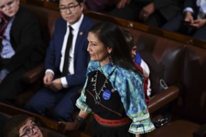 J. Bidenas toliau laužo standartus: į JAV vidaus reikalų sekretoriaus postą nominavo D. Haaland