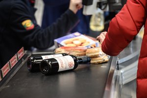 Pamačius, kaip parduotuvėje elgiasi tautiečiai, net rėkti norisi: atsibuskit pagaliau